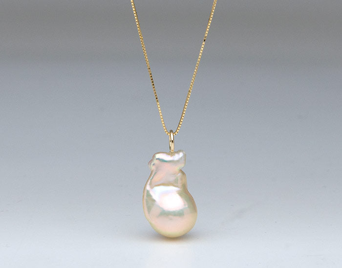 single light-colored fireball pearl pendant