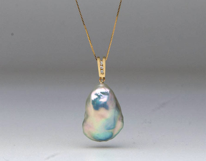 single Souffle pearl pendant