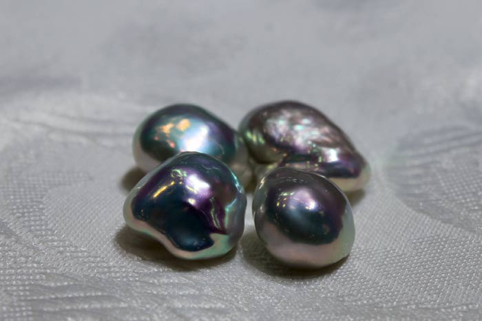 Souffle pearls with colorful overtones