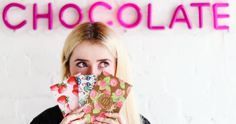 La titolare di Alicja Confections, Alicja Buchowicz con delle tavolette di cioccolata del suo negozio | La ricetta del successo
