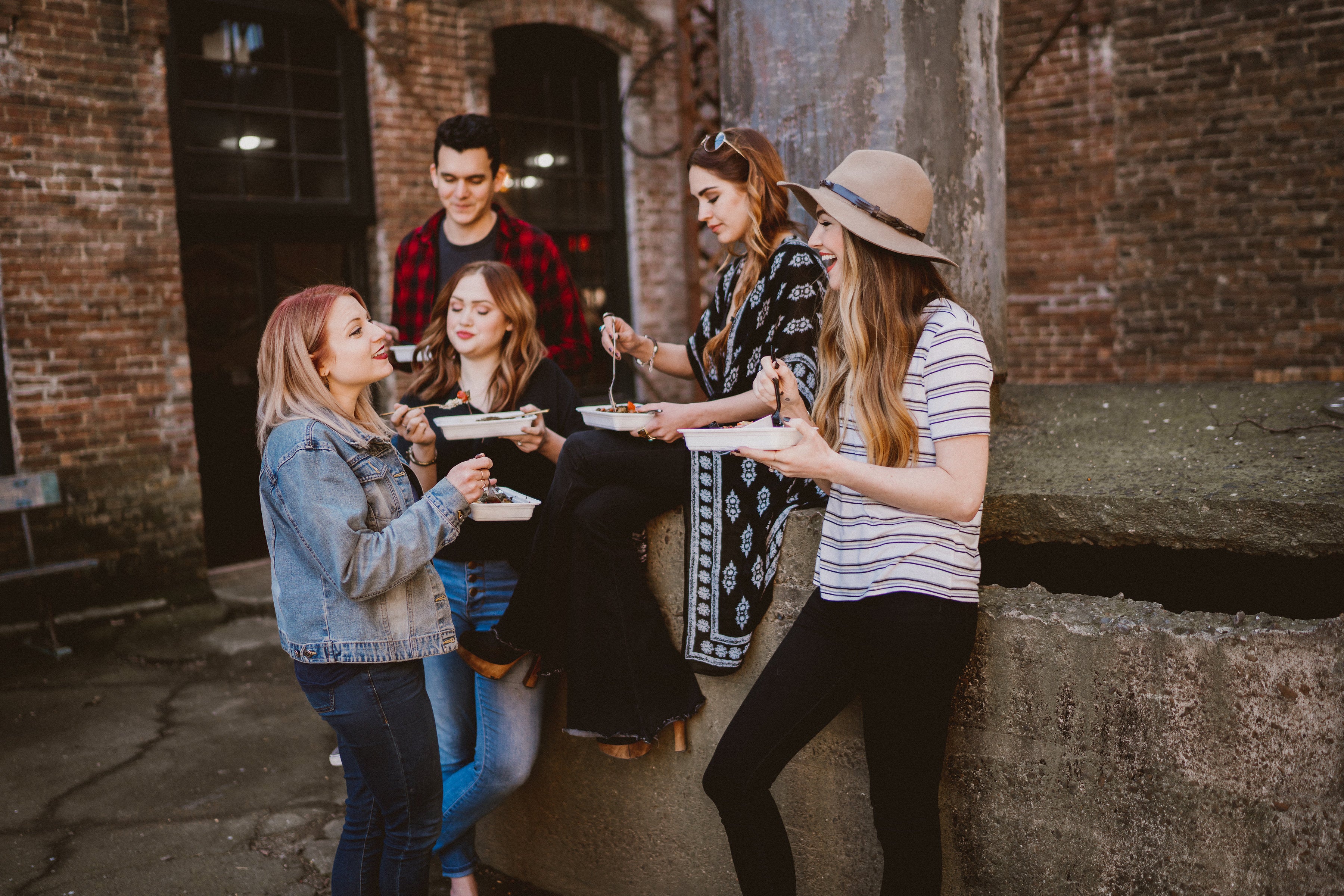 A group of 5 friends eating meals prepared by Eat Well Nashville. 