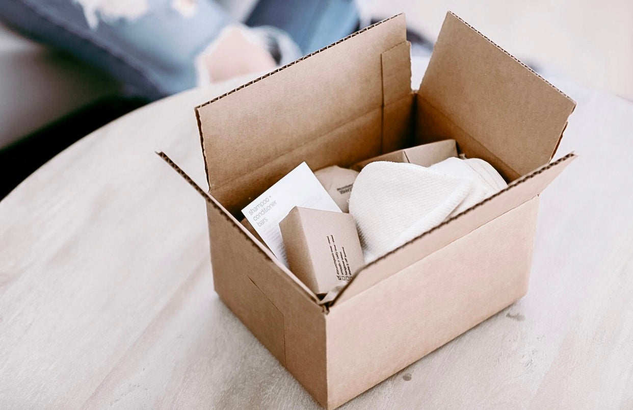 Packaging sostenibile Imballaggi senza plastica a rifiuti zero di Unwrapped Life con carta da imballaggio artigianale compostabile