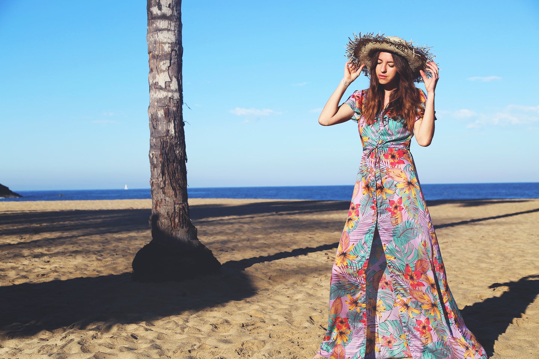 Vestito colorato indossato da Yana Dales, fondatrice di TAMGA Designs sulla spiaggia