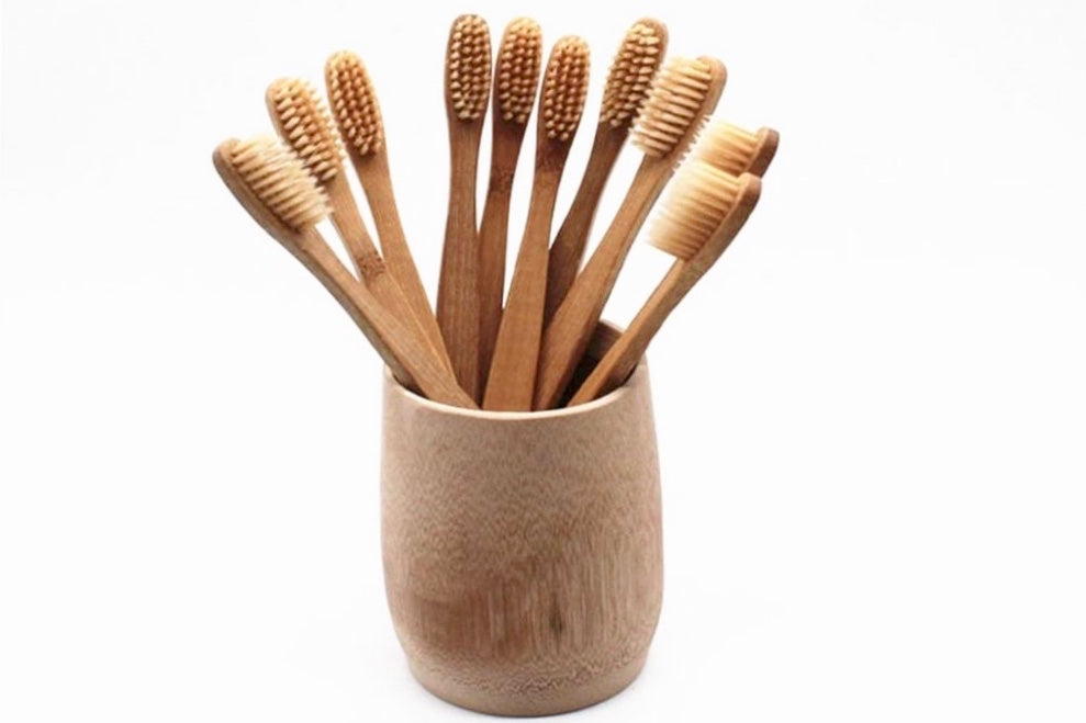 Gli spazzolini da denti in bambù venduti solo in confezioni da 10 sono un esempio di spedizione eco-compatibile di Zero Waste Cartel