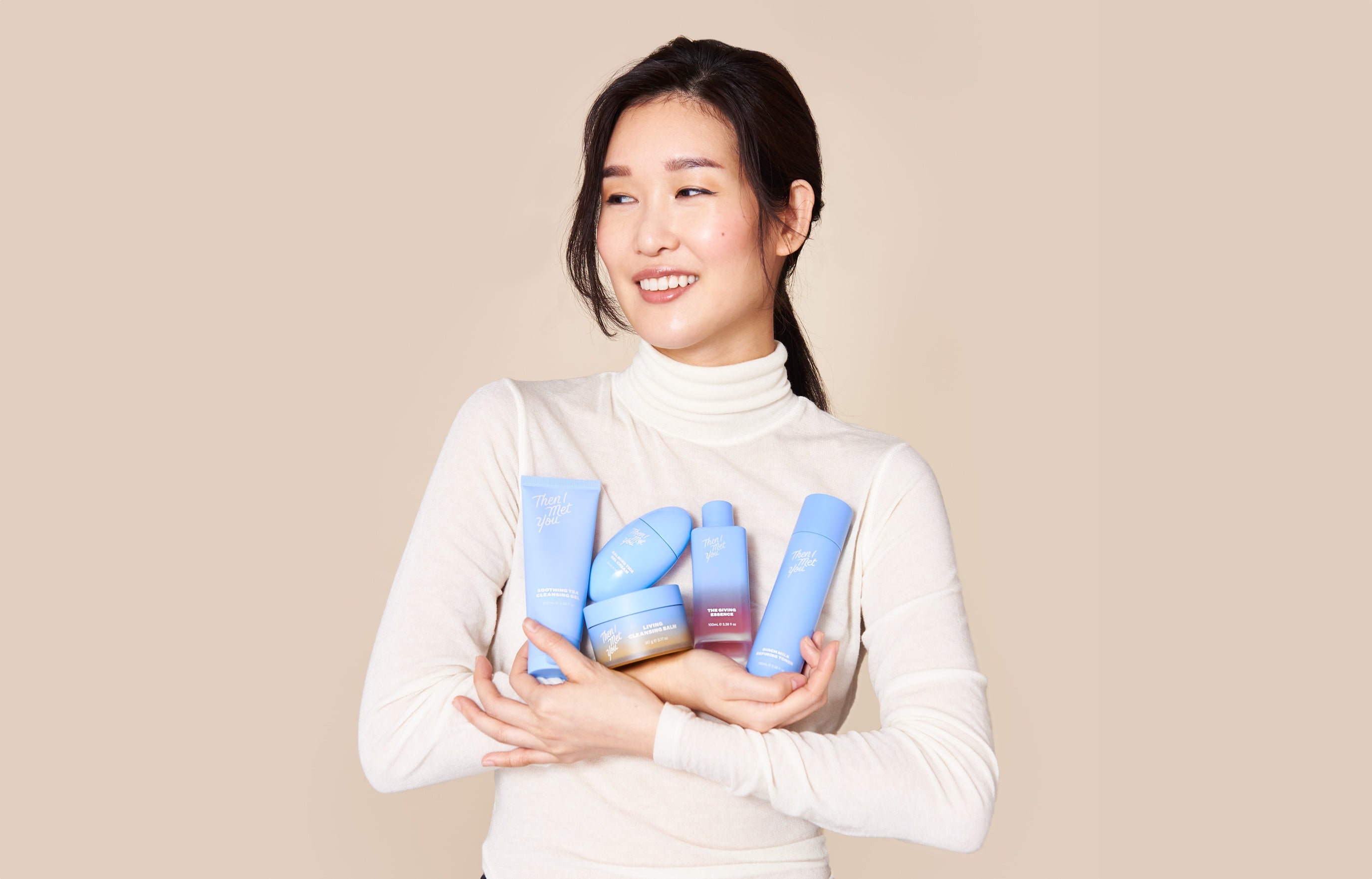 Portet van Charlotte Cho die huidverzorgingsproducten vasthoudt