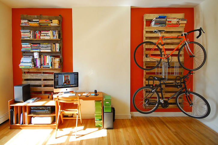 Das Foto zeigt eine Home-Office-Idee mit selbstgebauten Paletten-Möbeln.