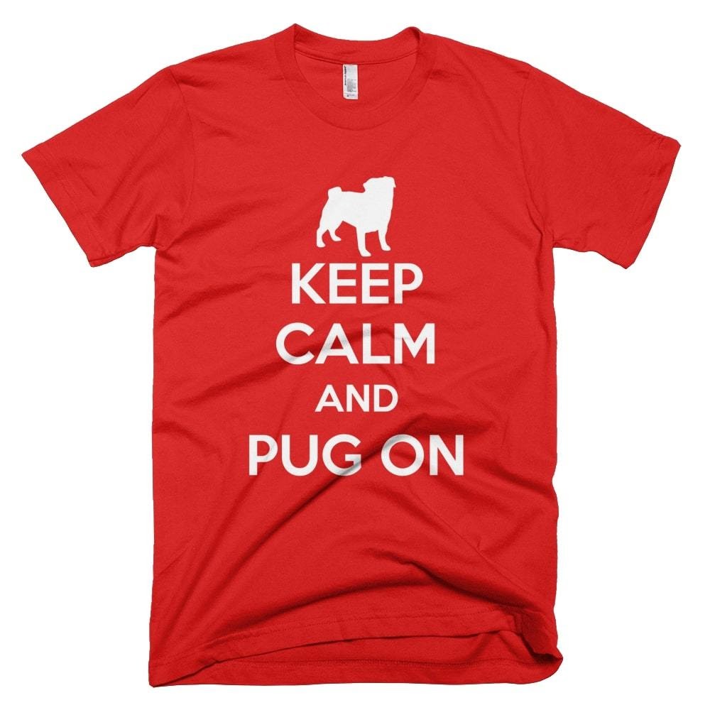 Auf einem roten T-Shirt von einem online T-Shirt-Business ist ein weißer Print mit einem Mops und dem Schriftzug "Keep calm and pug on" abgebildet
