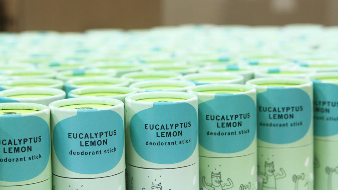 Deodoranti stick Eucalyptus Lemon allineati, confezionati in tubi di carta compostabile