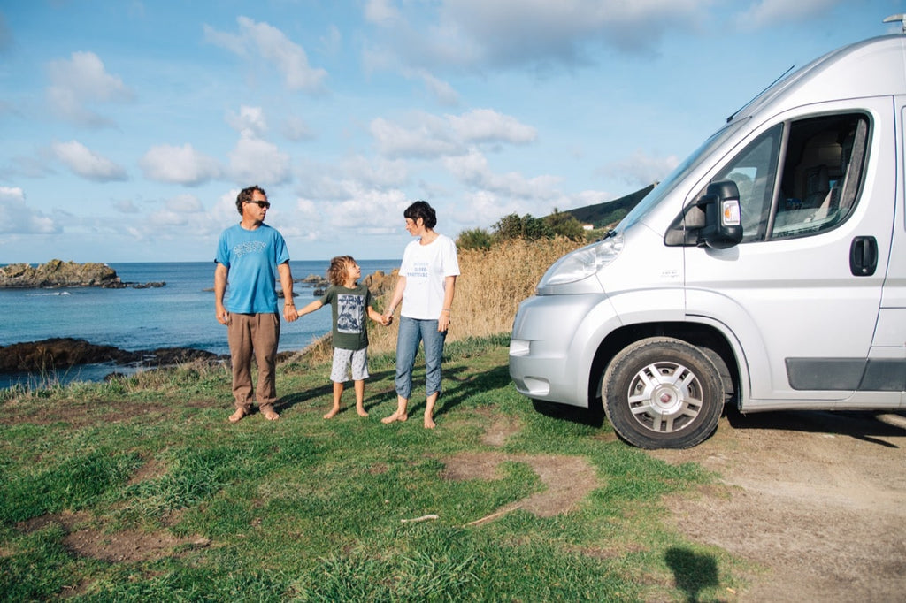 famille qui voyage en camping car