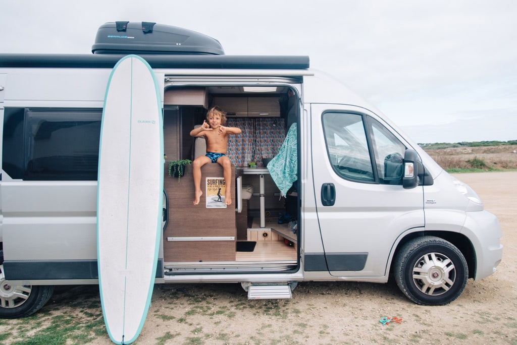 famille qui voyage en camping car blanc