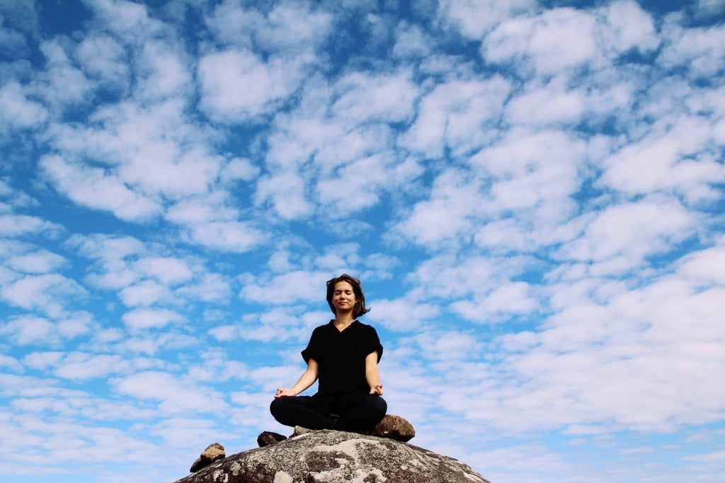 jeune femme faisant de la méditation dans la nature