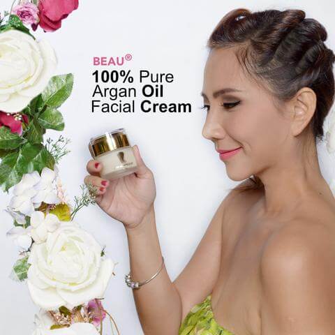 Alvi Tan holding a jar of Beau Facial Day Cream, Why Choose Us, Bus Stop Advertisement, buy argan oil malaysia, argan oil online, best argan oil, best argan oil for skin, argan oil ingredients, amazing benefits of Arganne 100% Pure Argan Oil, imported from Morocco