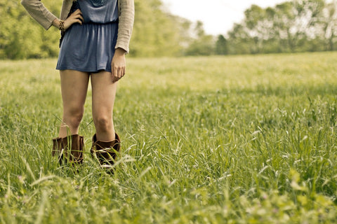 femme en bottes dans l herbe