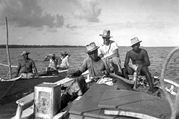 Tuamotu mother of pearl diving