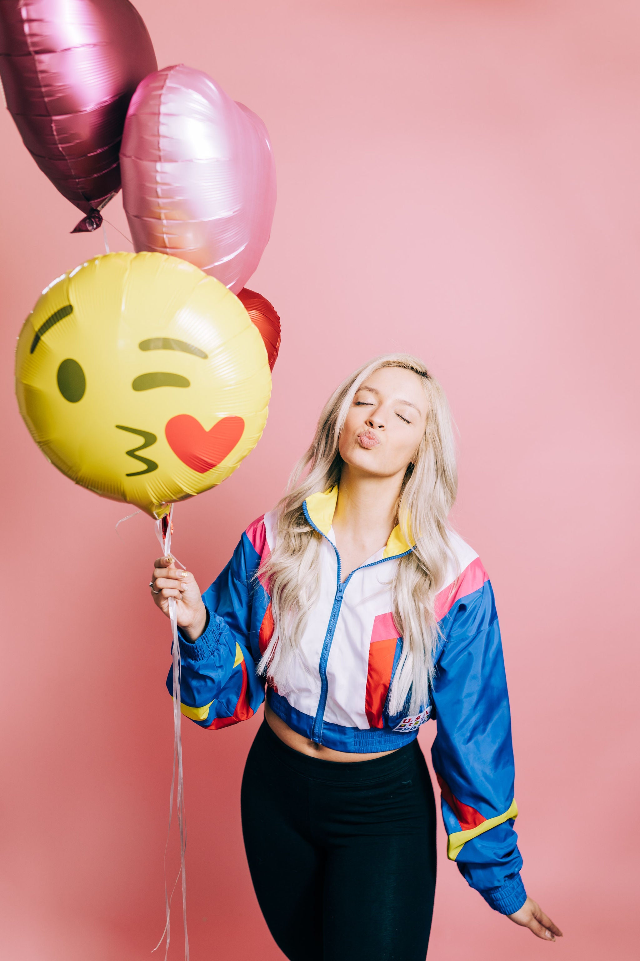 emoji kissing balloon