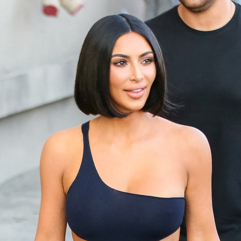 Kim Kardashian coupe de cheveux courts naturels exteeend