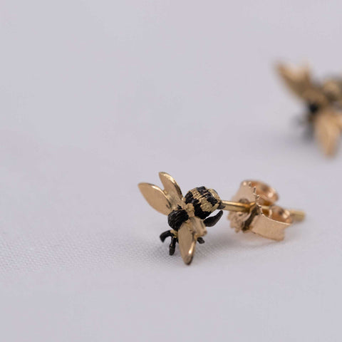 Danger Jewels The Bees øredobber i rent 18 karat gull med sort rhodium