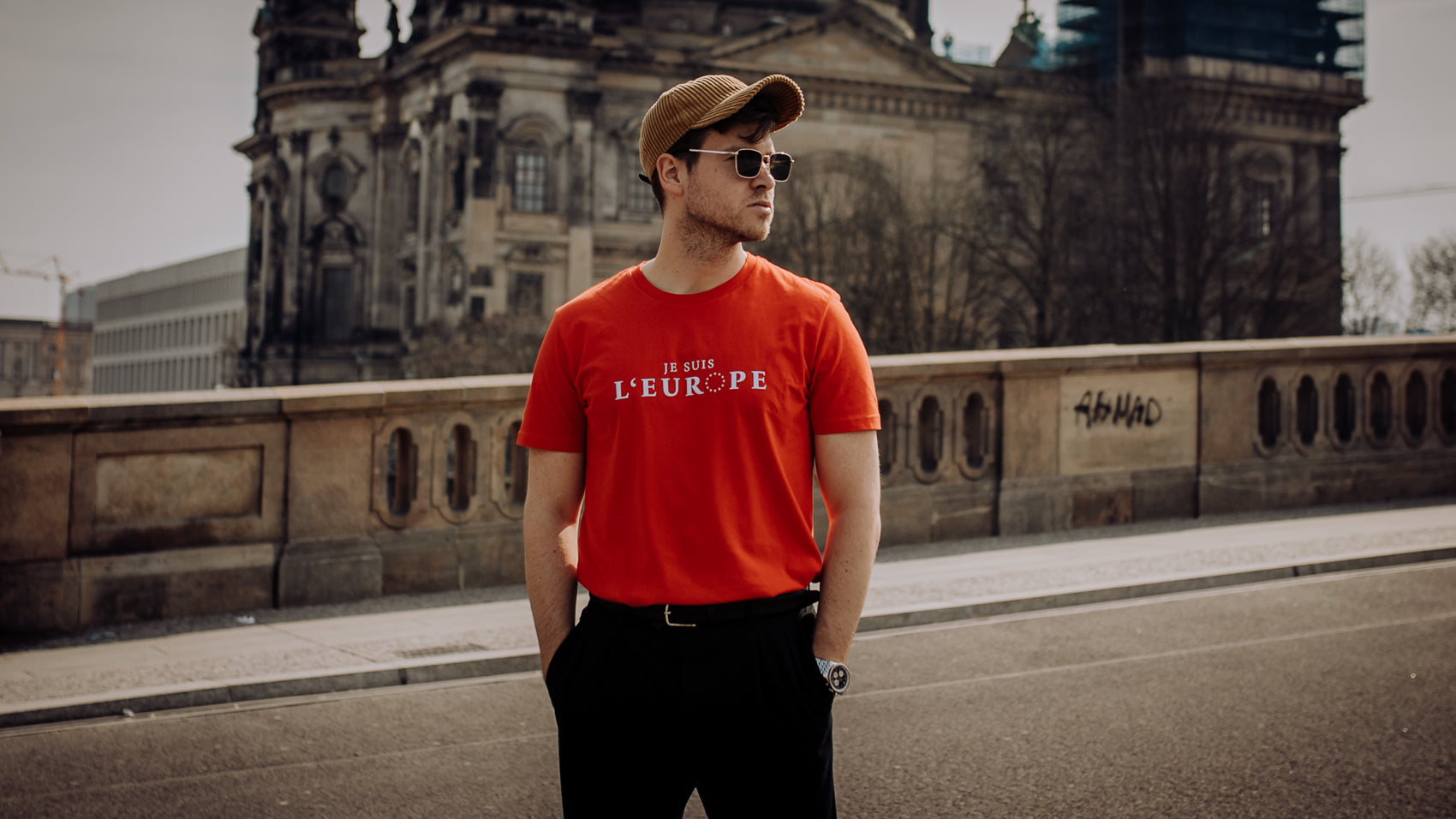 Junger Mann mit rotem t-shirt mit je suis l'europe aufdruck vor der Berliner Kathedrale