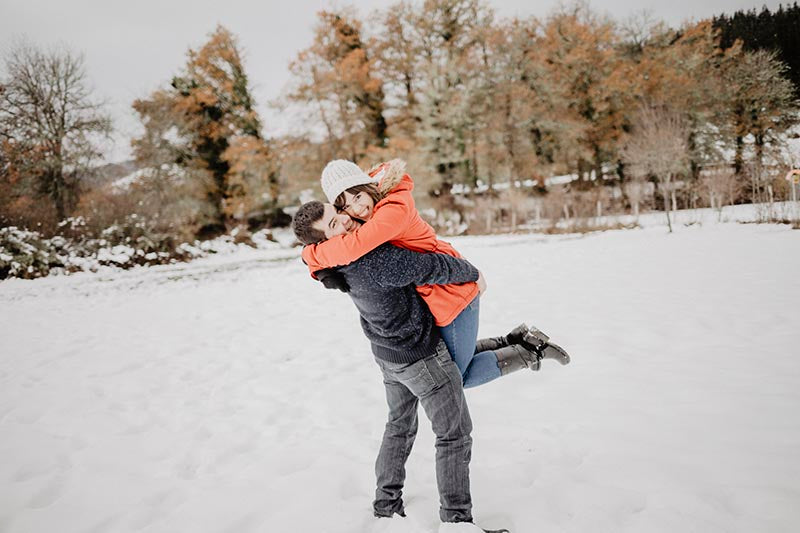 couple shoot in winter