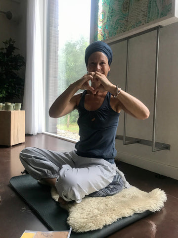 Annemieke Jagat Prem reis door de chakra's met yoga 