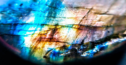 Pierre labradorite vue de près