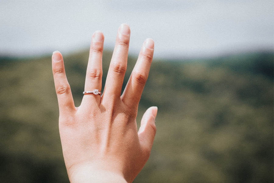 6 Ways to Secretly Find Out Her Ring Size