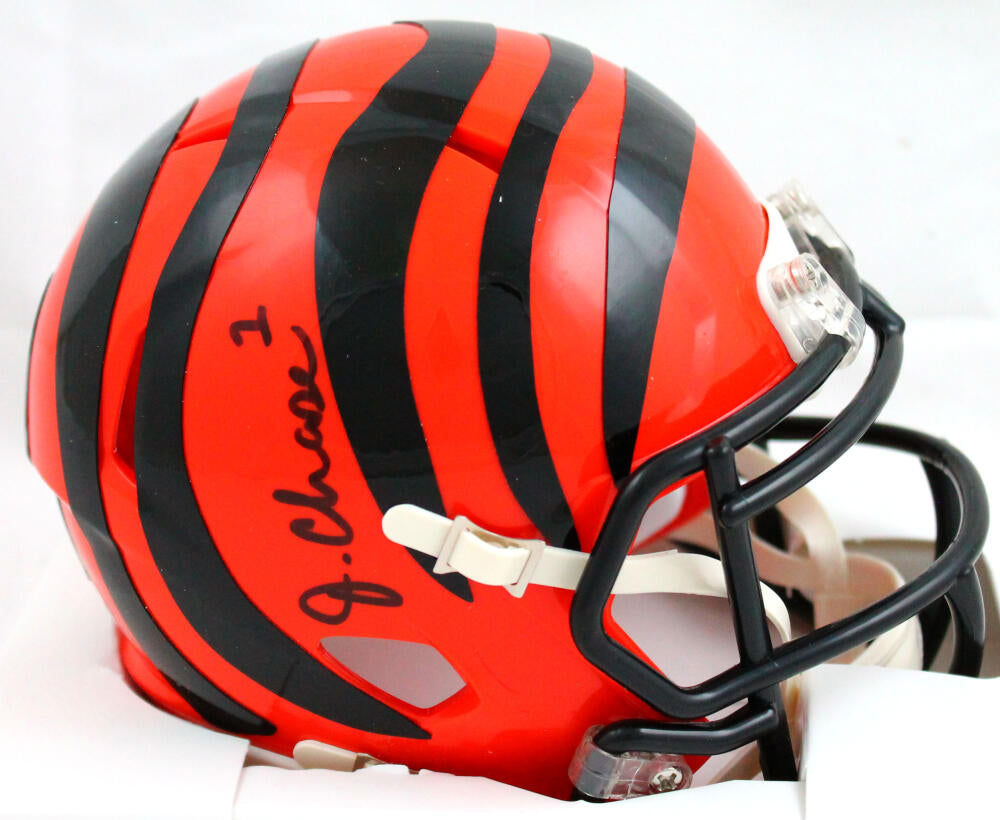 Ja'Marr Chase Autographed Cincinnati Bengals Speed Mini Helmet-Beckett –  The Jersey Source