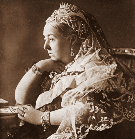 Moon and Lola Blog - Queen Victoria wearing a charm bracelet