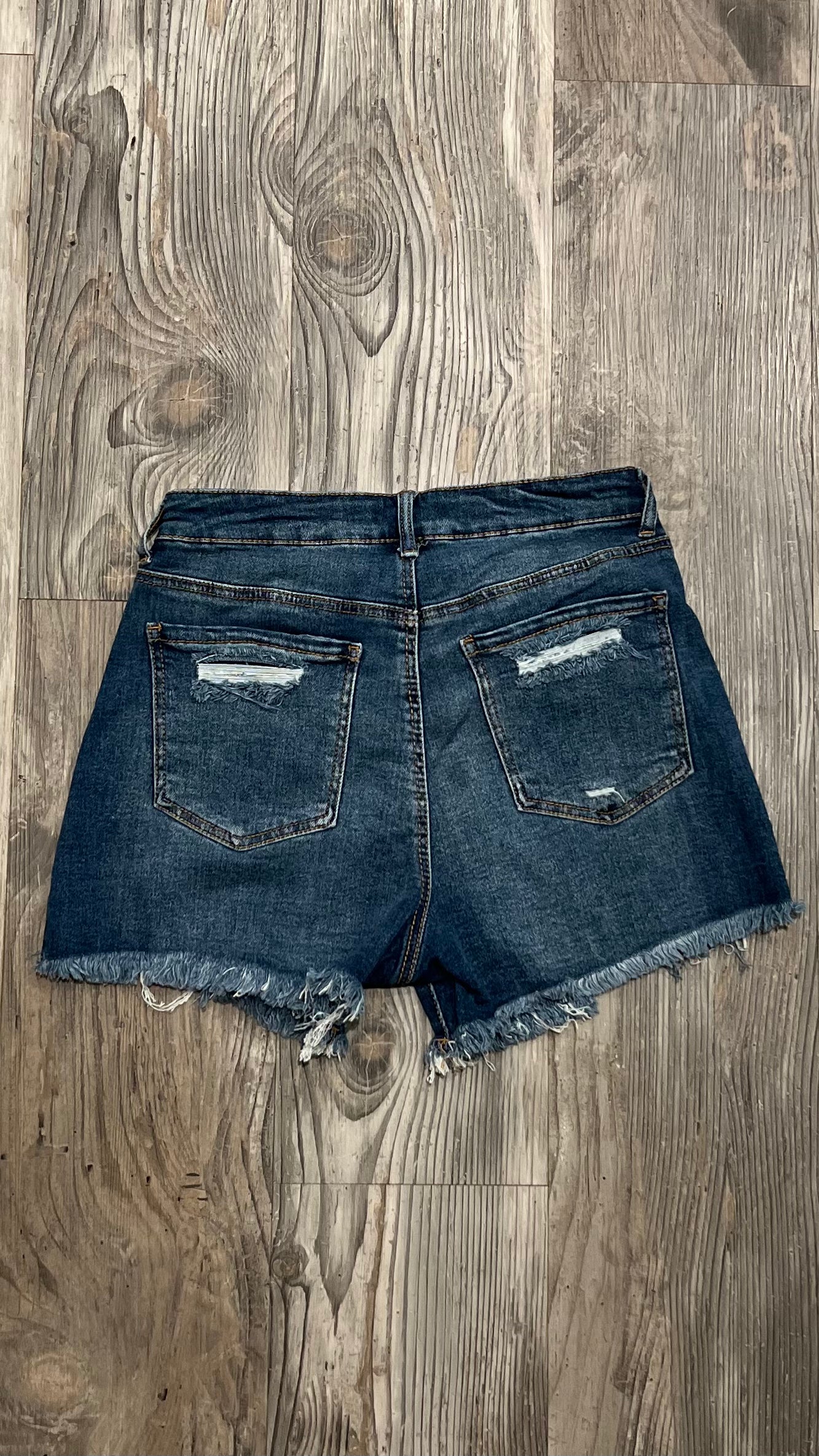 CITY GIRL BOYFRIEND SHORTS - MEDIUM WASH