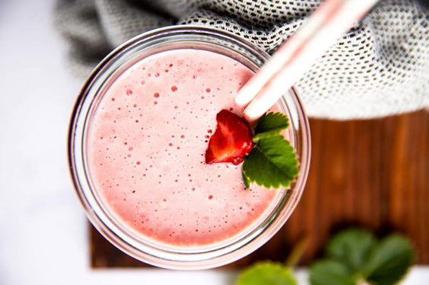 STRAWBERRY YOGURT SMOOTHIE