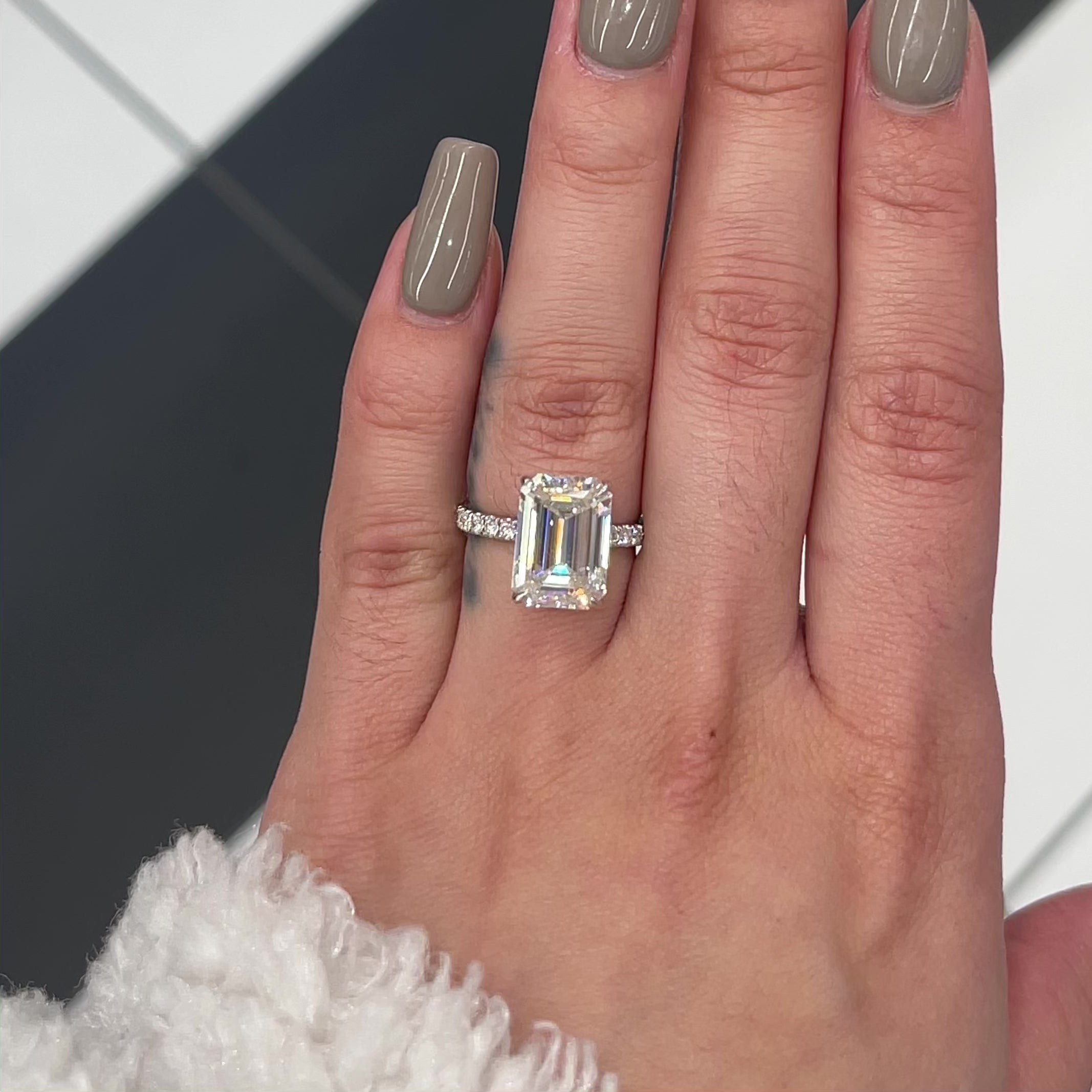 55 Ctw Solitaire Emerald Cut Engagement Ring In 18k Gold Luxe Vvs Jewelers