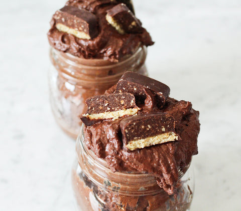 Zwei Gläser mit Schoko Cookie Dough Füllung und Linis Bites Riegel