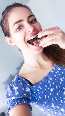 Linis Bites Gründerin isst einen Energy Cake