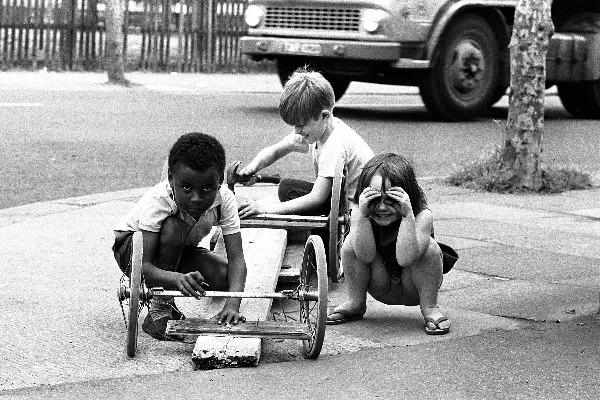 Children Playing in East London by Steve Lewis - 1960s – Flashbak Shop