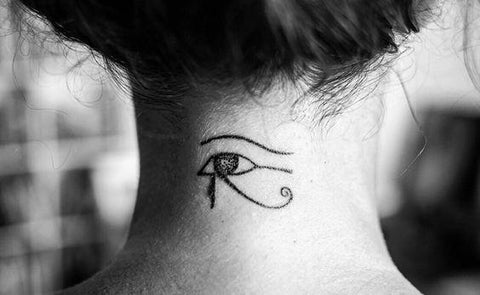 Tatouage d'oeil d'Horus dans le cou