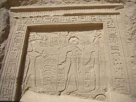 Relief de Ramsès II faisant une offrande à Râ et Nekhbet