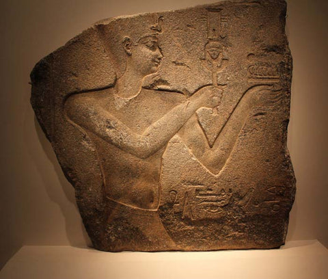 Relief de Ptolémée II avec hochet rituel