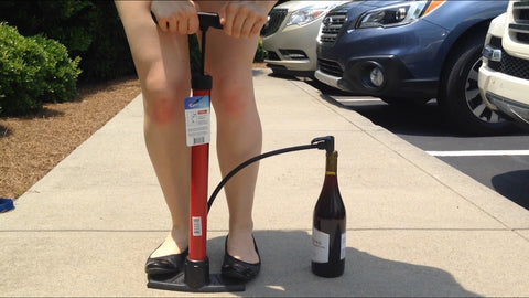ouvrir une bouteille de vin avec une pompe à vélo