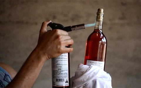 ouvrir une bouteille de vin avec un chalumeau