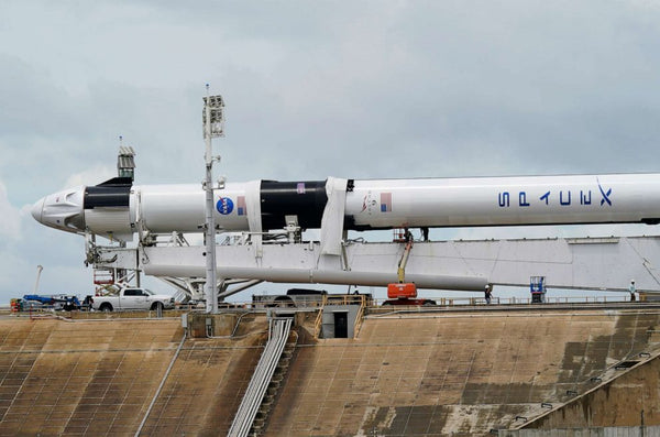 El SpaceX Falcon 9, con la cápsula de la tripulación Dragon, se reparte en la plataforma de lanzamiento 39-A, el martes 26 de mayo de 2020, en el Centro Espacial Kennedy en Cabo Cañaveral, Florida.