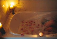 Bath with crystals and flower petals to relax you
