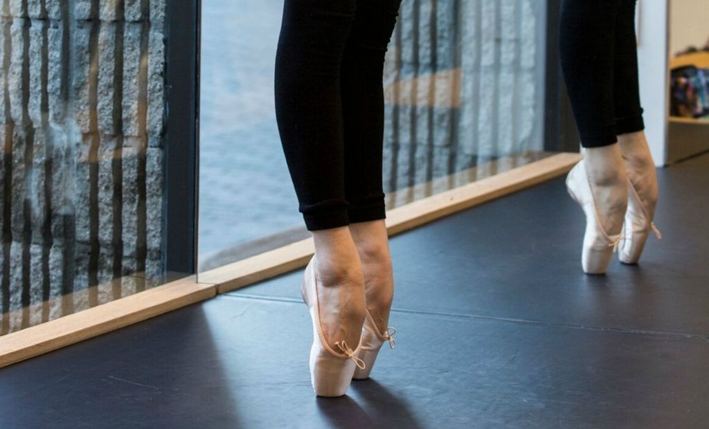 Two dancers en pointe wearing BLOCH pointe shoes during a pointe shoe fitting in store 