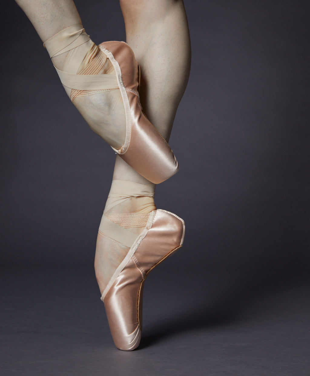 Ballet dancer dancing en pointe in the studio wearing Balance Lisse pointe shoes 