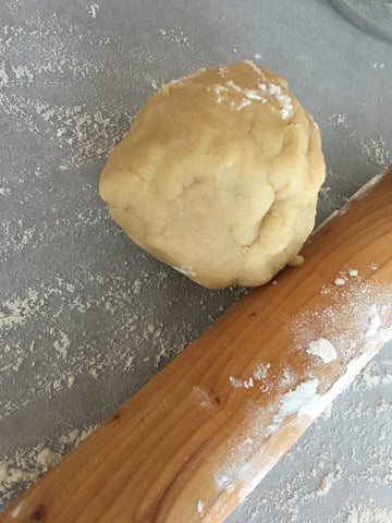 rolling pin and sugar cookie dough