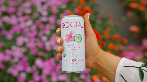 Social-Sparkling-Wine-in-Hand