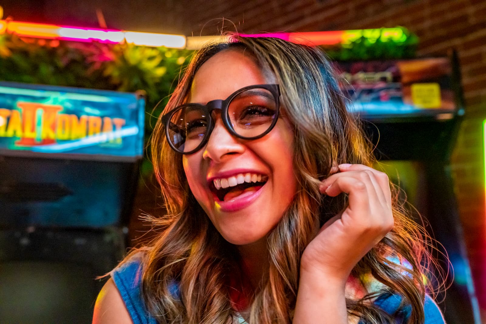 round tortoiseshell blue blockers on woman