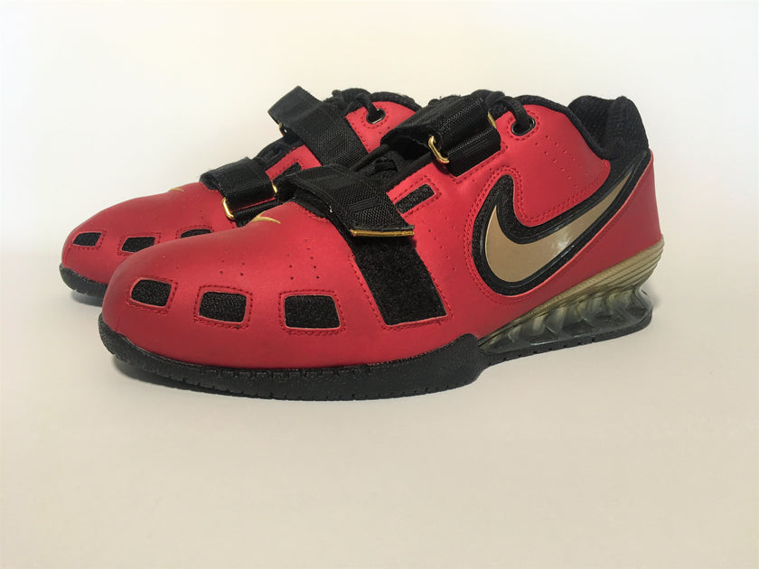 pequeño Influencia Casco Nike Romaleos 2 Varsity Red/Gold/Black [Multiple Sizes] – ARIAWEAR