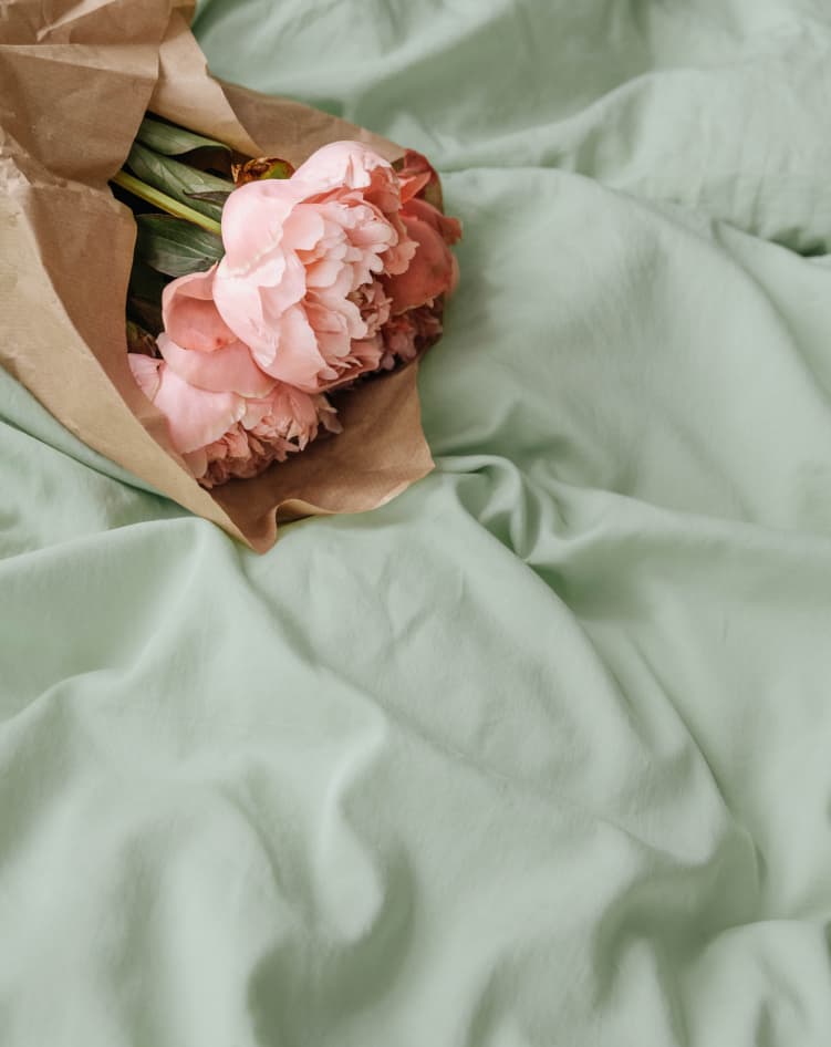 Blomster og Mintgrønt sengetøy i steinvasket sateng fra MYYK. 