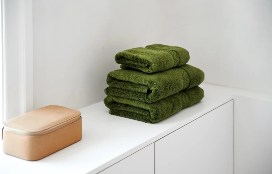 Mosegrønne håndklær på soverom