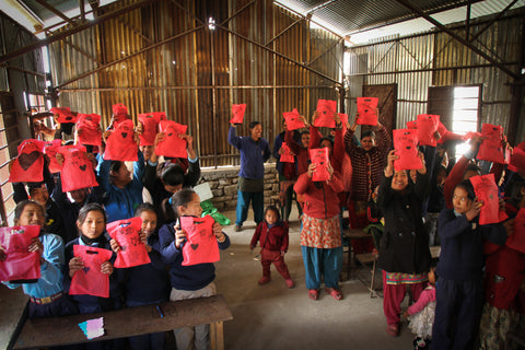 NGO prosjektet Pads for School: Close to My Heart har sydd og delt ut over 17 000 sanitetsbind til jenter i Nepal
